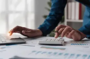 Professional at the GN Contadores accounting firm working efficiently, an example of the STELA RPA automation success story.